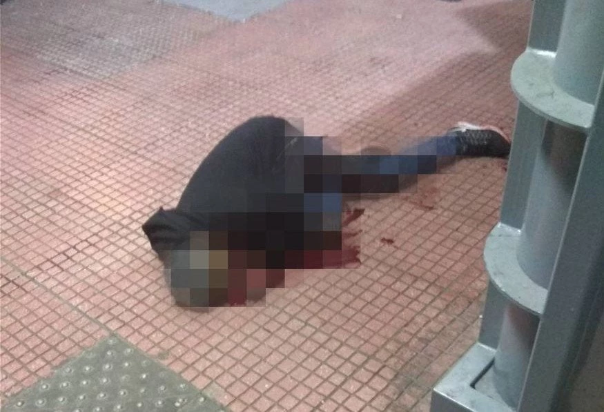 Στα ύψη η βία από τους μετανάστες – Σφαγή στο κέντρο της Αθήνας – Του έκοψε τον λαιμό μπροστά στους περαστικούς (εικόνα)